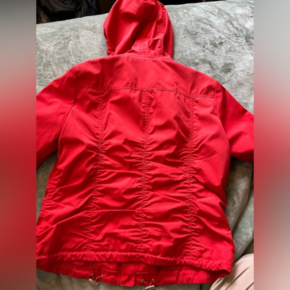 Calvin Klein Women’s Medium Red Water Resistant Jacket with Removable Hood - Picture 4 of 6